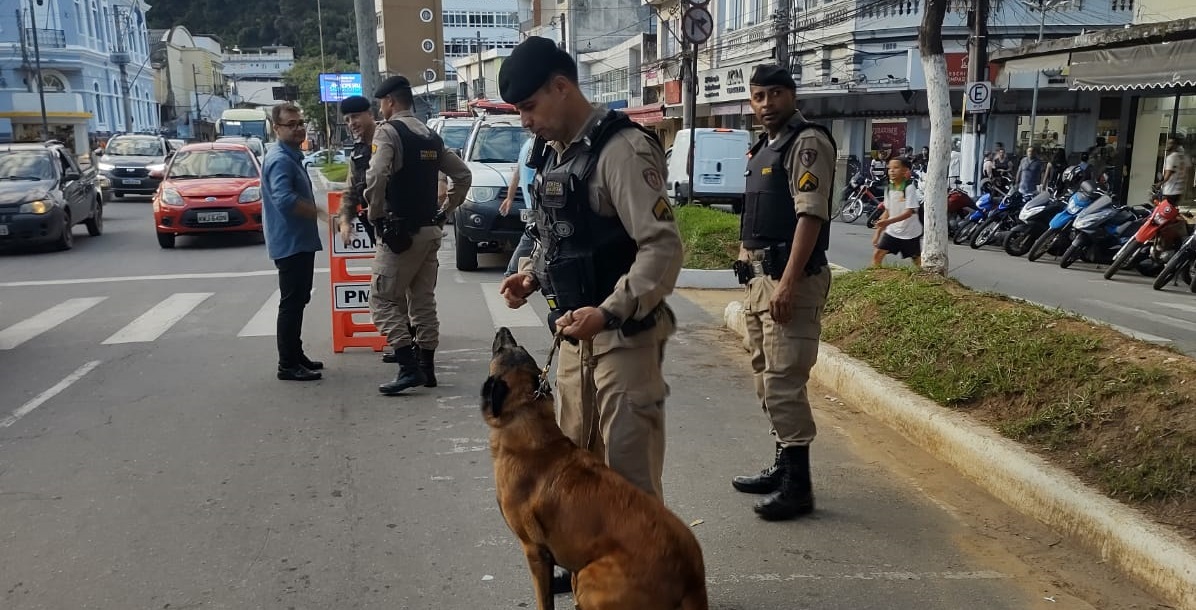 Polícia Militar realiza operação no Centro de Santos Dumont com apoio de cão farejador